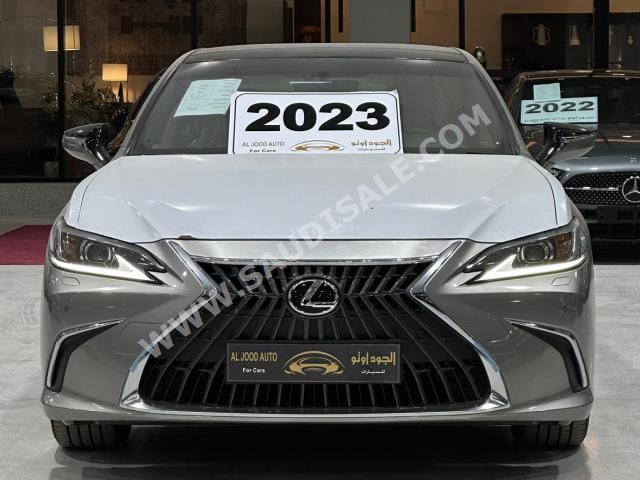 2023 لكزس إي إس 350