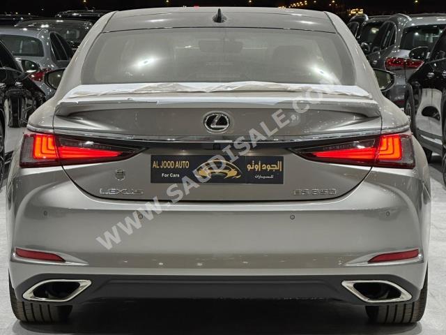2023 لكزس إي إس 350