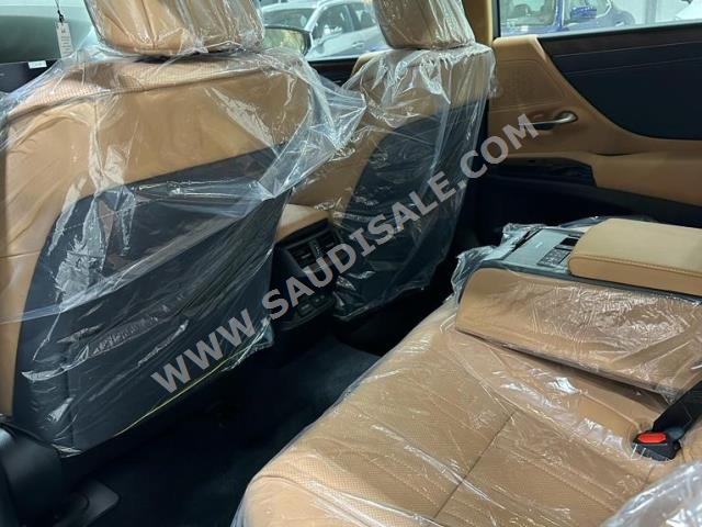 2023 لكزس إي إس 350