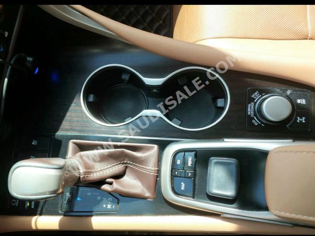 2017 لكزس أر إكس 350