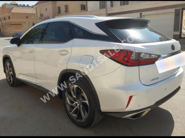 2017 لكزس أر إكس 350