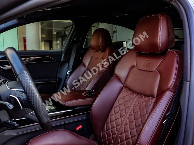 2022 اودي اي 8 ال اس لاين