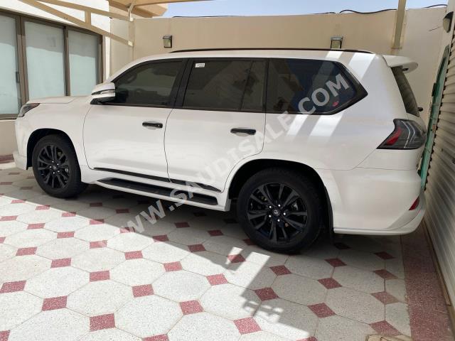 2020 لكزس إل إكس 570 بلاك اديشن