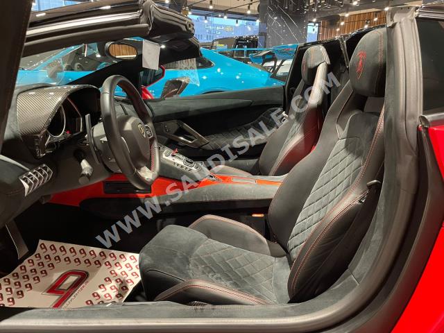 2015 لمبرجيني افنتادور رودستر