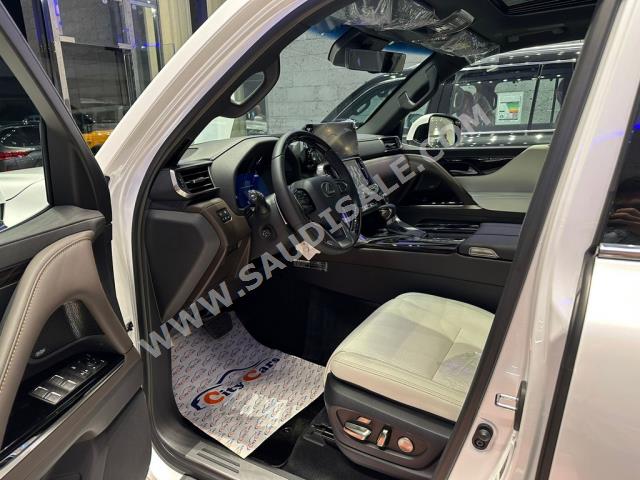 2023 لكزس إل إكس 600