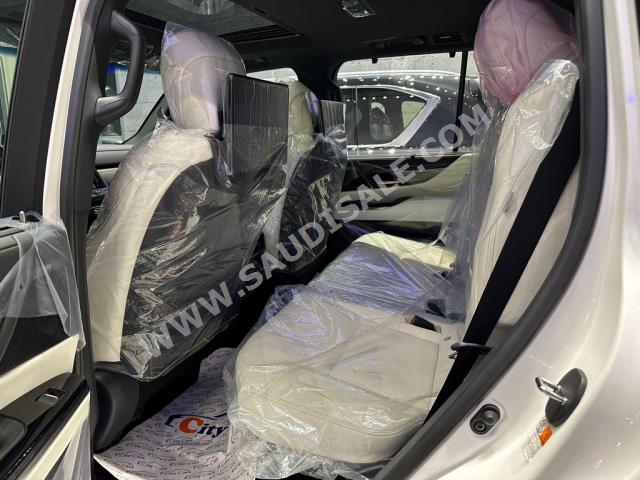 2023 لكزس إل إكس 600