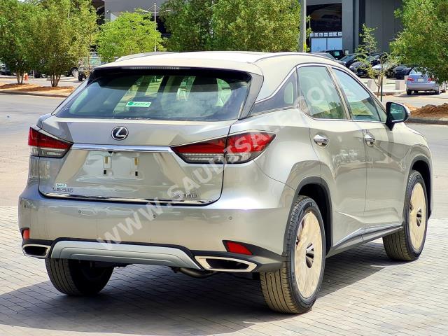 2022 لكزس أر إكس 350