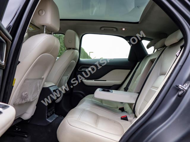 2019 جاكوار اف-بيس