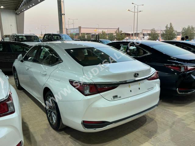 2023 لكزس إي إس 250