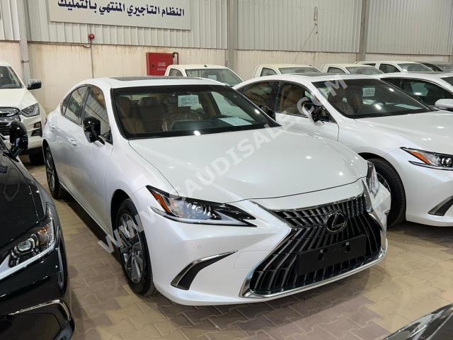 2023 لكزس إي إس 250