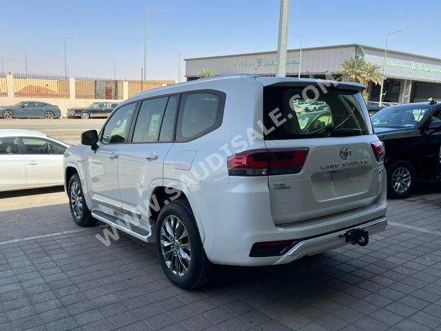 2024 تويوتا لاند كروزر جي اكس ار