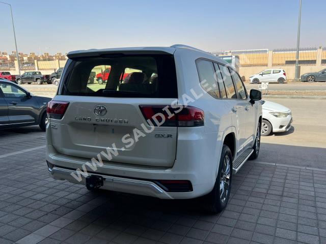 2024 تويوتا لاند كروزر جي اكس ار