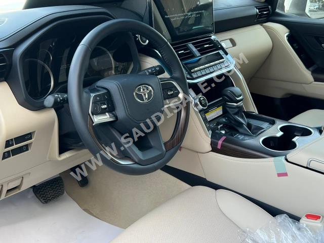 2024 تويوتا لاند كروزر جي اكس ار