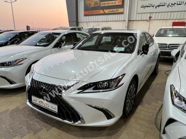 2023 لكزس إي إس 300