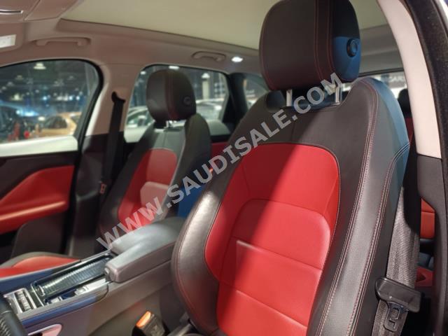 2018 جاكوار اف-بيس