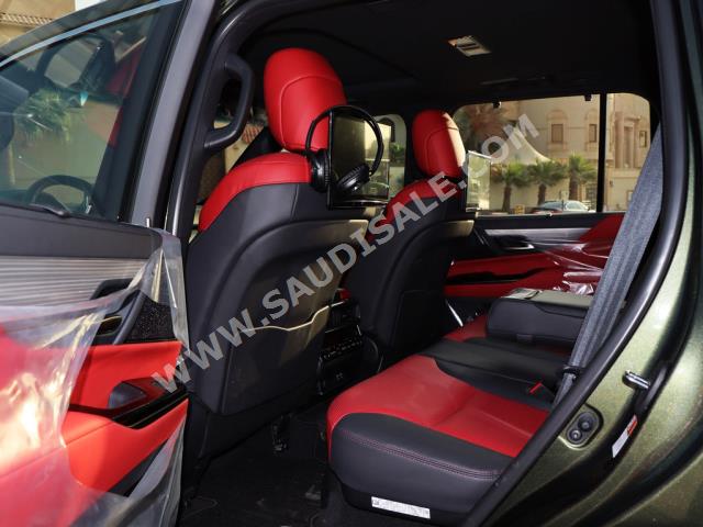 2022 لكزس إل إكس 600