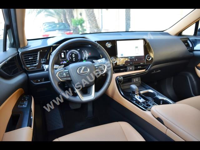 2022 لكزس إن إكس 350