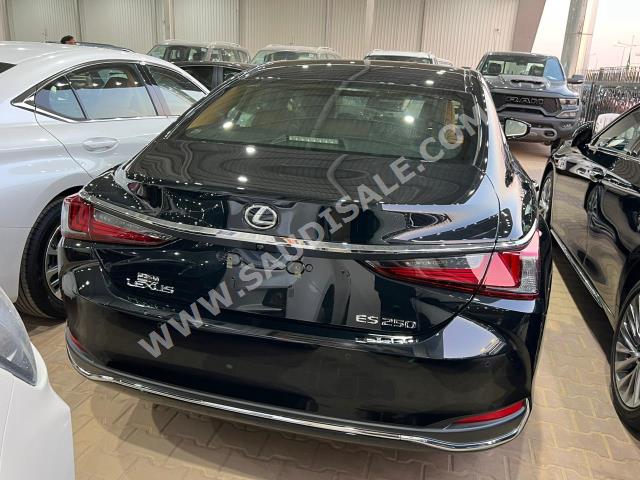 2023 لكزس إي إس 250