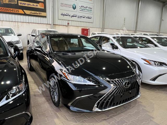 2023 لكزس إي إس 250