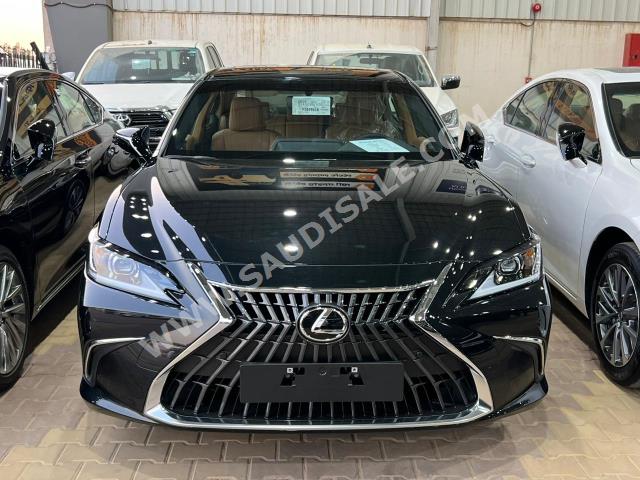 2023 لكزس إي إس 250