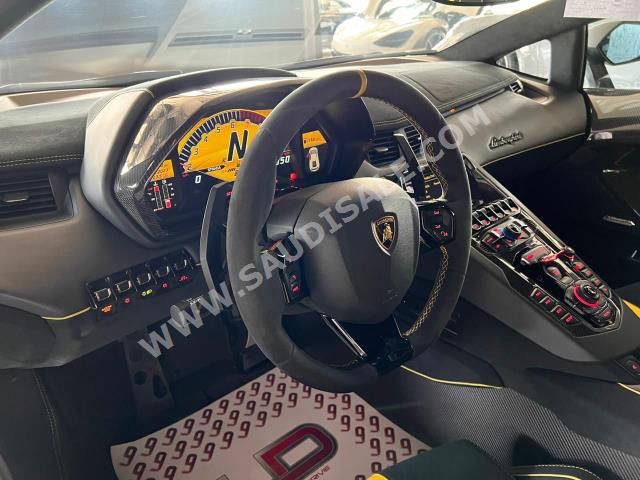 2016 لمبرجيني افنتادور اس في