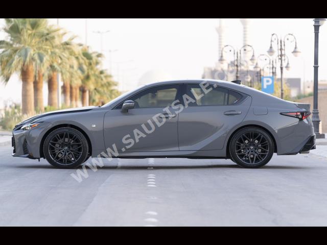 2023 لكزس إي إس 350