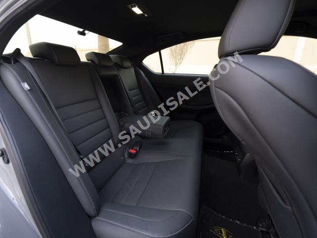 2023 لكزس إي إس 350