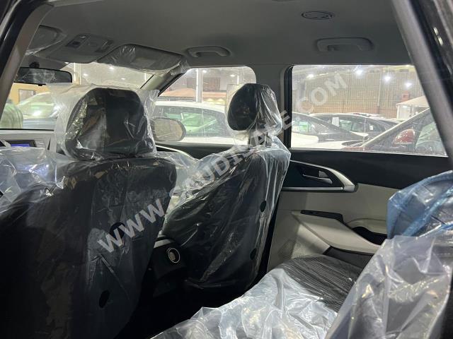 2023 كيا كارنز