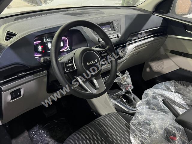 2023 كيا كارنز