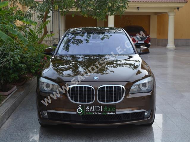 2012 بي ام دبليو الفئة السابعة 750 إل أي إنديفيجوال