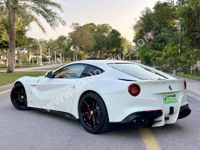 2015 فيراري اف 12