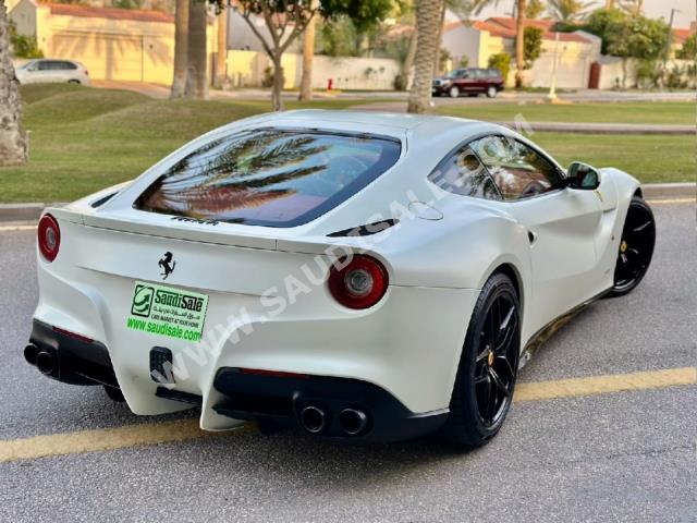 2015 فيراري اف 12