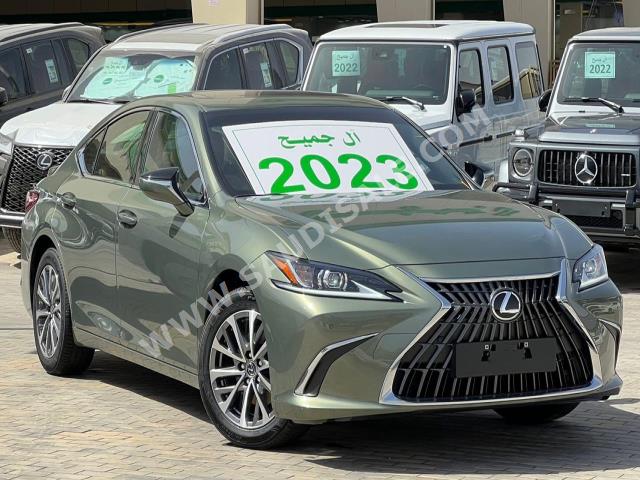 2023 لكزس إي إس 300