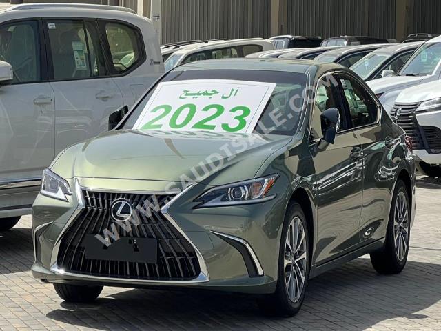 2023 لكزس إي إس 300