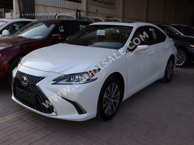2023 لكزس إي إس 300