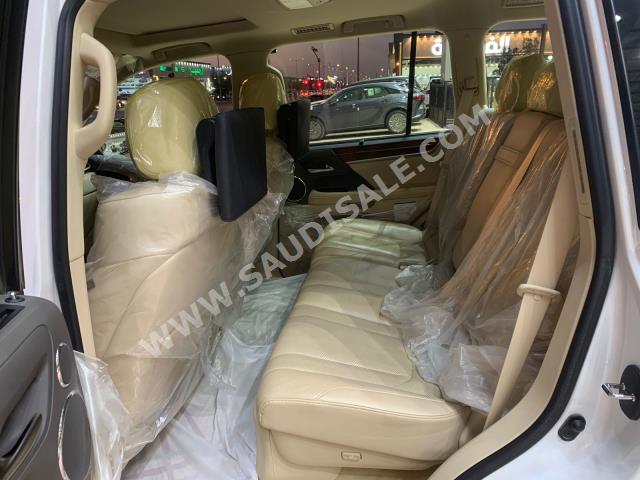 2019 لكزس إل إكس 570