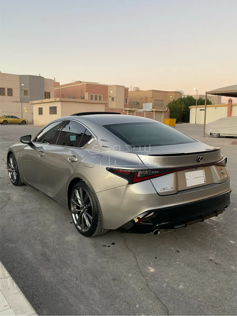 2021 لكزس آي إس 350 إف