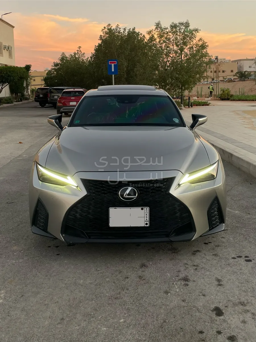 2021 لكزس آي إس 350 إف
