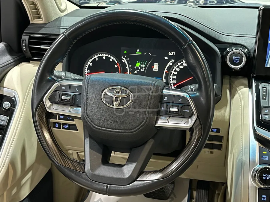 2022 تويوتا لاند كروزر في اكس ار