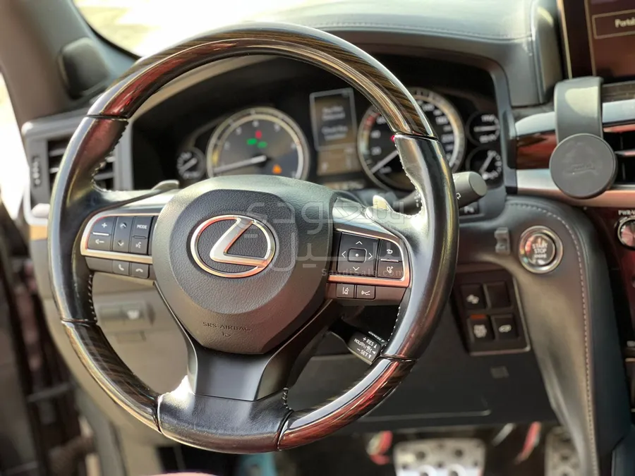 2019 لكزس إل إكس 570 اس