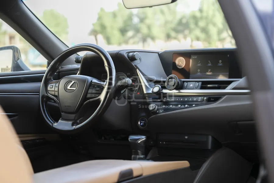 2021 لكزس إي إس 300 هايبرد