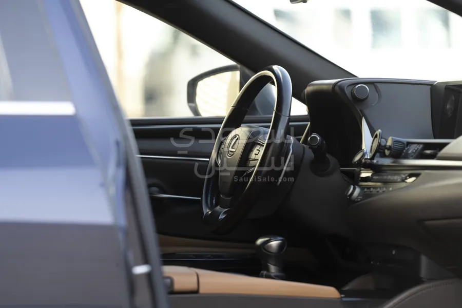 2021 لكزس إي إس 300 هايبرد