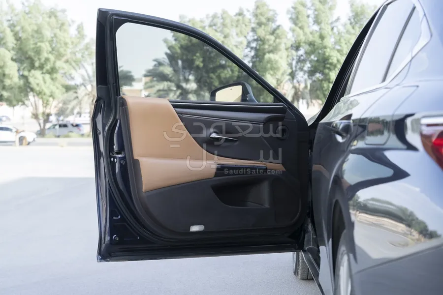 2021 لكزس إي إس 300 هايبرد