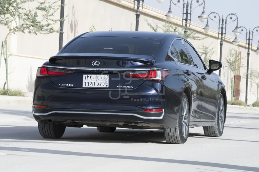 2021 لكزس إي إس 300 هايبرد