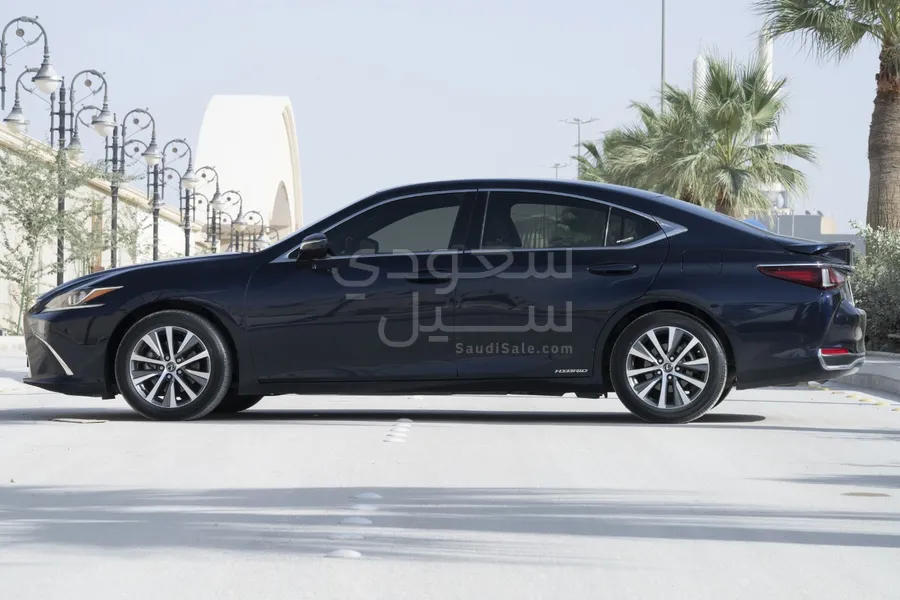 2021 لكزس إي إس 300 هايبرد