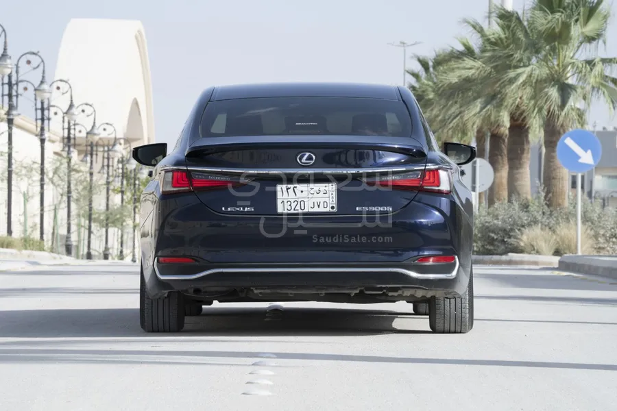 2021 لكزس إي إس 300 هايبرد