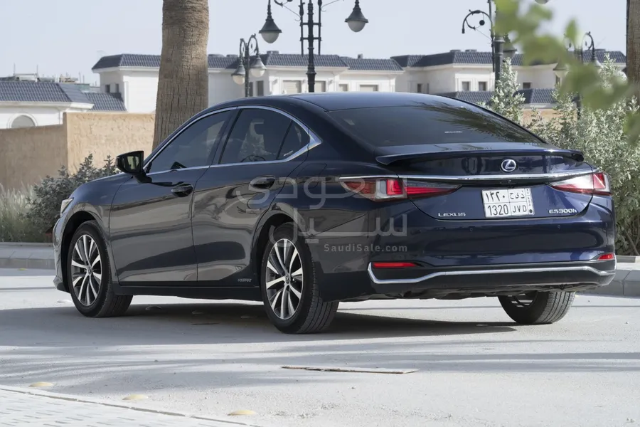 2021 لكزس إي إس 300 هايبرد