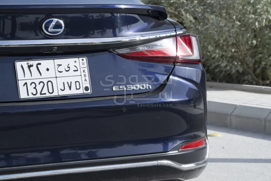 2021 لكزس إي إس 300 هايبرد