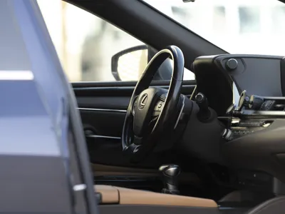 2021 لكزس إي إس 300 هايبرد