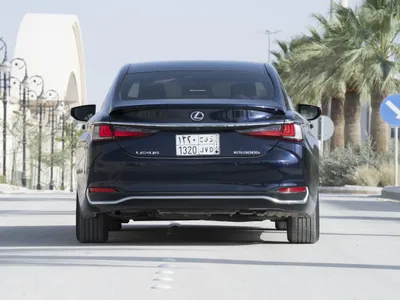 2021 لكزس إي إس 300 هايبرد